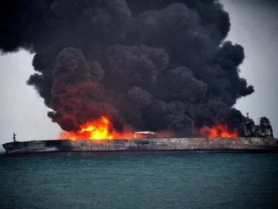 Столкновение танкера и судна у берегов Китая: найдено тело первого погибшего
