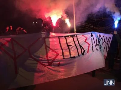 Активисты зажгли фаеры под Киево-Печерской Лаврой