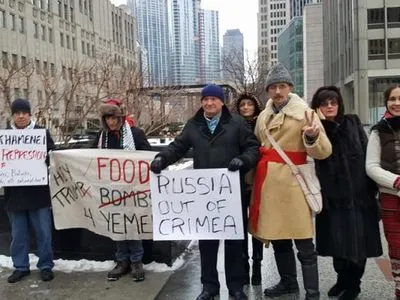 В Чикаго активісти вийшли на вулицю з плакатом "Russia out of Crimea"