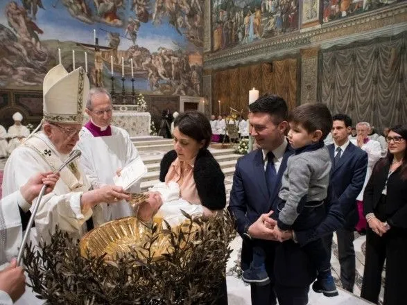 Папа римский Франциск разрешил женщинам кормить детей грудью в Сикстинской капелле