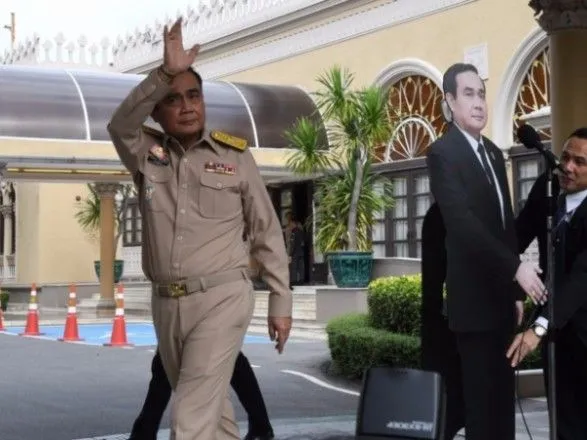 В Таиланде премьер оставил картонку "отвечать" на вопросы журналистов