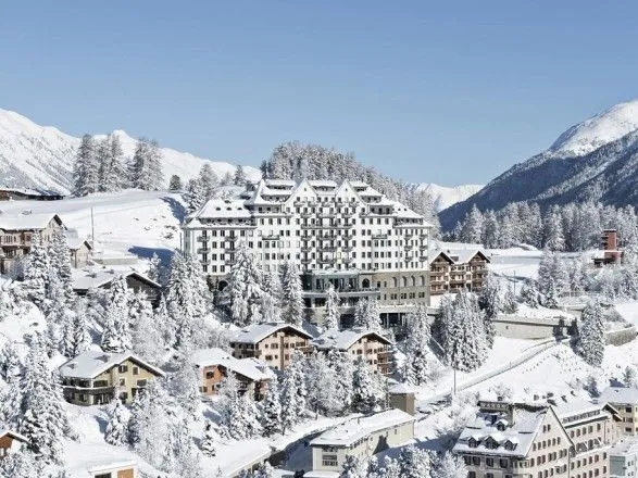 В Швейцарских Альпах из-за снегопада застряли от 10 до 20 тыс. человек