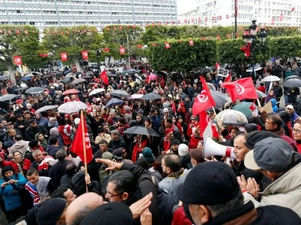 Один человек погиб, пятеро пострадали во время протестов в Тунисе