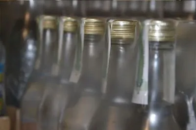 В гараже винничанина нашли почти 1,4 тыс. литров фальсифицированного алкоголя