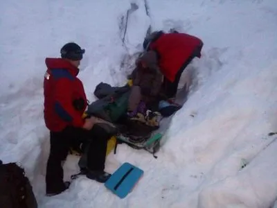 На Закарпатье туристка сорвалась с обледеневшего склона в 300-метровую пропасть