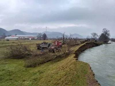 На Закарпатье начали восстанавливать поврежденные паводком дамбы