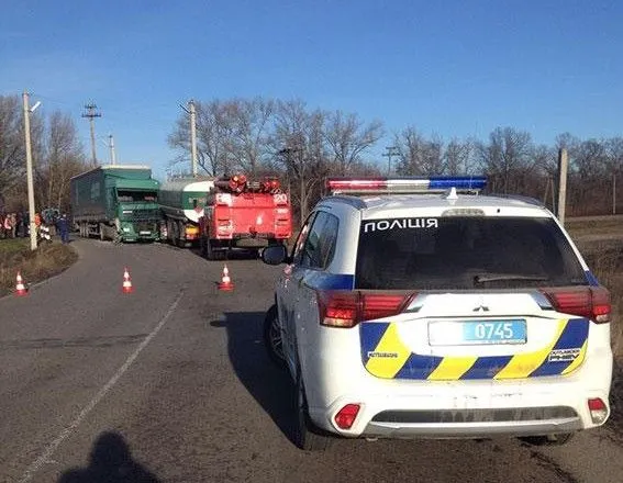 В Полтавской области на железнодорожном переезде столкнулись два грузовика
