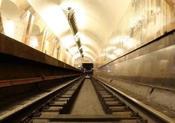 Рух потягів метро відновлено на червоній гілці