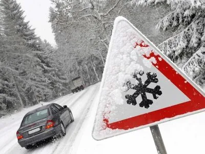 В Кабмине поручили разработать план по противодействию угрозам на дорогах зимой