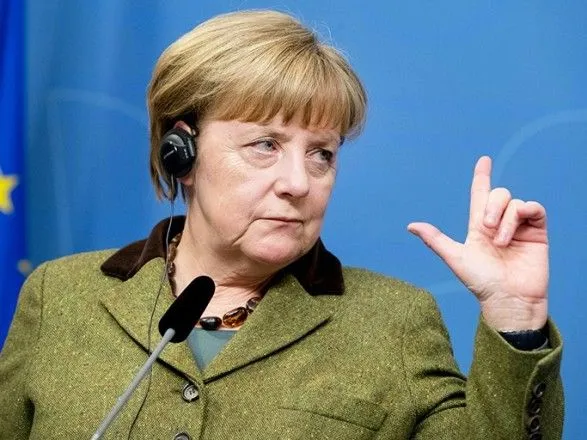 В Германии заявили, что Меркель пока не рассматривает вопрос поэтапной отмены санкций против РФ