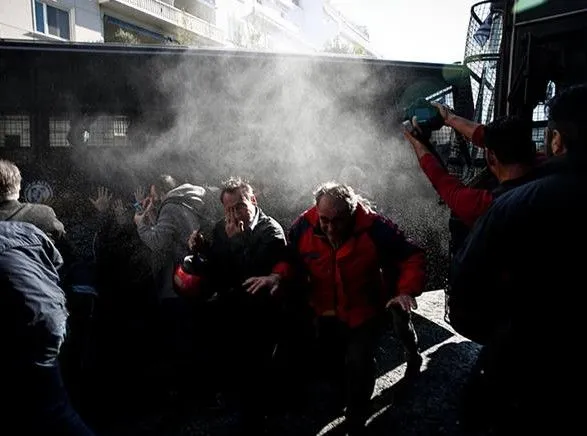 u-gretsiyi-protestuyut-proti-reform-politsiya-zastosuvala-slozoginniy-gaz