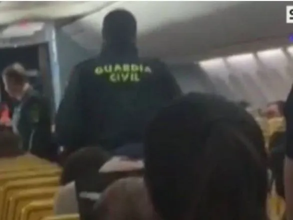 В Іспанії пасажирський літак здійснив аварійну посадку через п'яних пасажирів