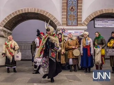 У київському метро колядники "водили козу"