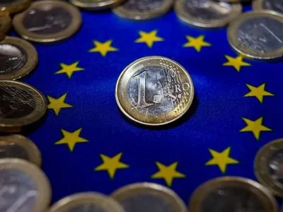 Евро рекордно укрепился на фоне ожиданий изменения политики ЕЦБ