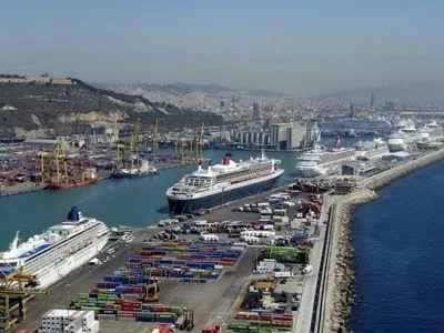 В порту Барселоны паром столкнулся с круизным лайнером