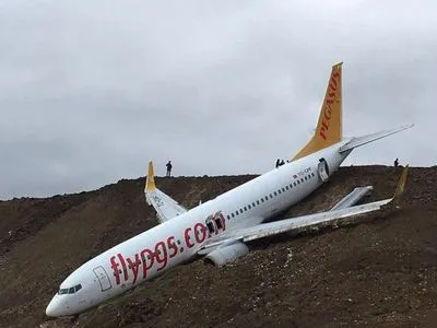 В Турции самолет выкатился за пределы посадочной полосы и чуть не упал в море