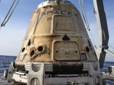 Dragon компании SpaceX успешно приводнился в Тихом океане