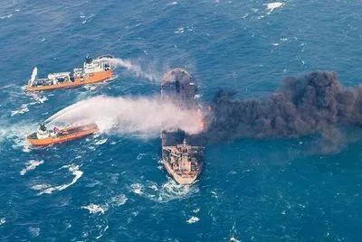 Біля місця аварії іранського танкера у Китайському морі були знайдені тіла