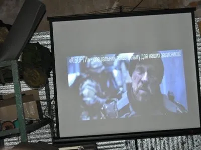 Военным в зоне АТО показали фильм "Киборги"