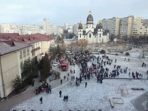 Во Львове из-за "минера" ​​эвакуировали 700 школьников