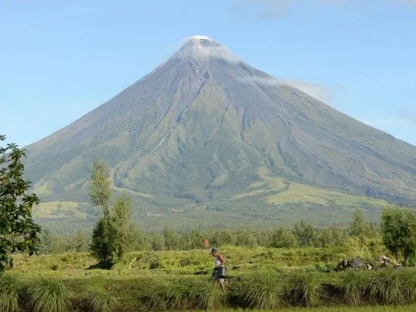 Більше 9 тис. людей евакуювали через активність вулкана на Філіппінах