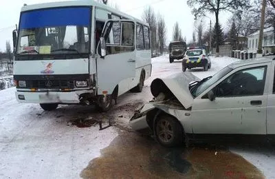 Легкове авто влетіло в автобус на Донеччині, троє осіб травмовано