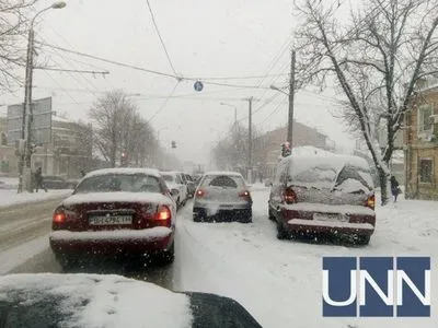 Из-за сильного снегопада в Одессе остановилось движение ряда трамваев и троллейбусов