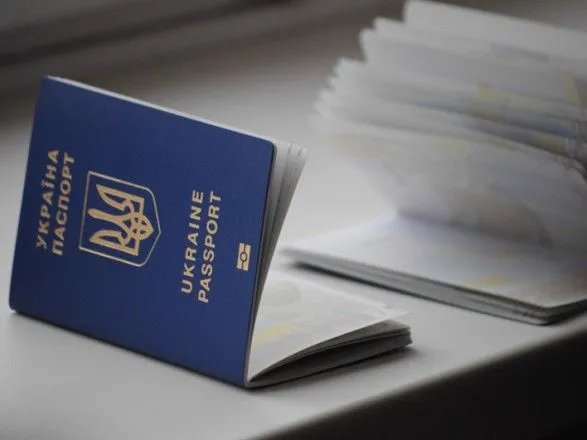uryad-poobitsyav-yaknayshvidshe-likviduvati-chergu-ukrayintsiv-na-biometrichni-pasporti