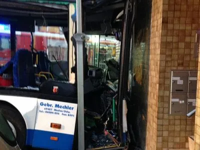 В результаті наїзду шкільного автобуса на стіну в Німеччині постраждало 48 осіб