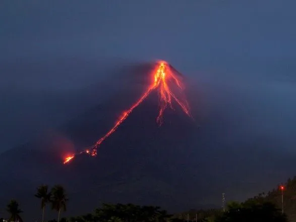 Через виверження вулкана на Філіппінах евакуювали 15 тис. людей