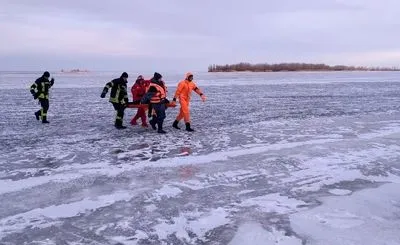 В Черкассах двое подростков провалились под лед, один погиб
