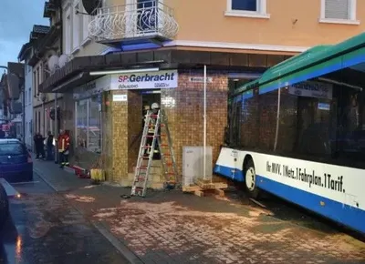 В Германии в стену жилого дома врезался школьный автобус, ранен 21 ребенок