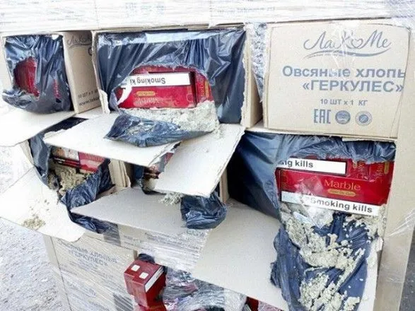 Закарпатські митники замість вівсянки випустили до Румунії 450 ящиків контрабандних цигарок