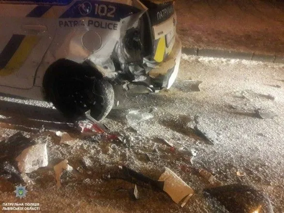 Во Львове водитель легковушки врезался в патрульное авто и скрылся