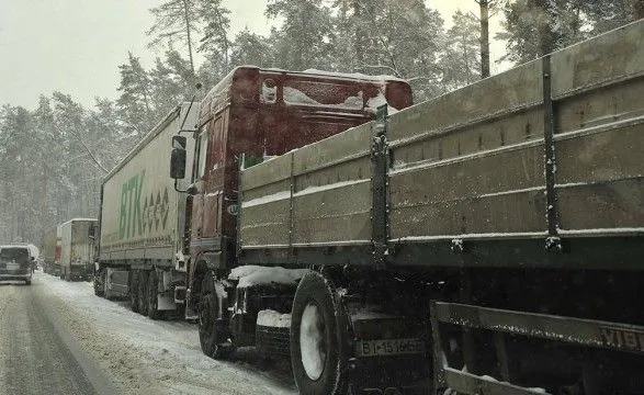 Цієї ночі через снігопад обмежать в'їзд вантажівок до Києва з усіх напрямків