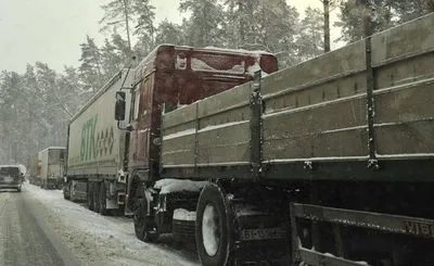 Этой ночью из-за снегопада ограничат въезд грузовиков в Киев