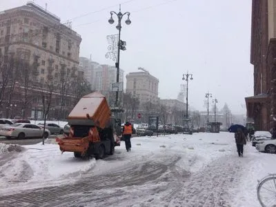 На подолання наслідків негоди у Києві виїхали 380 спецмашин
