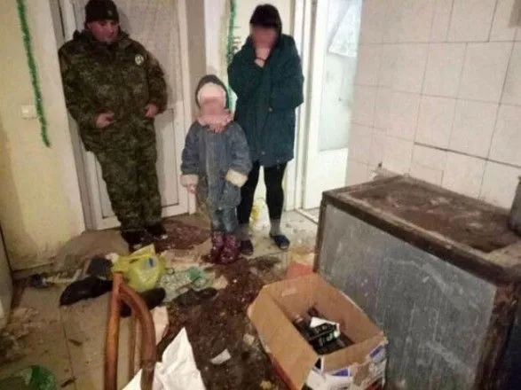 На Донеччині поліцейські виявили 6-річну дитину, яка замерзала у будинку