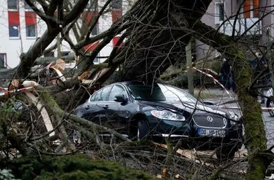 Число погибших в результате урагана в Европе возросло до 10 человек