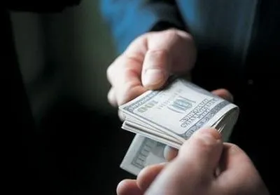 Двоє чиновників на Київщині вимагали хабар у розмірі 50 тис. доларів