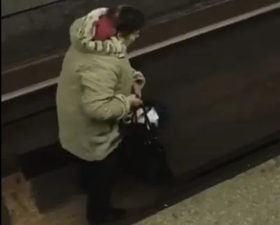 В киевском метро женщину случайно толкнули на рельсы