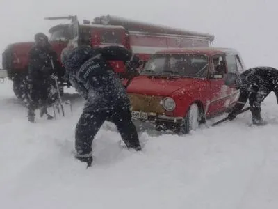 Понад 50 автівок вивільнили рятувальники зі снігових заметів на Кіровоградщині