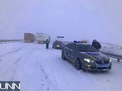 Движение по трассе Киев-Одесса полностью перекрыли из-за снегопада