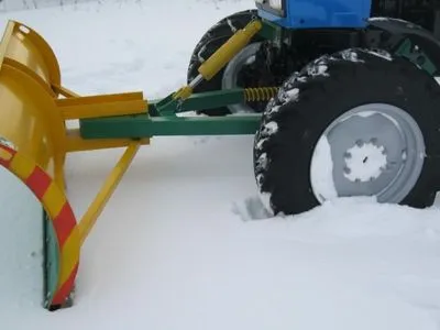 Маршрутка врезалась в снегоуборочный трактор в Сумской области