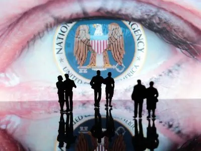 Трамп продлил действие программы электронного слежения за иностранцами