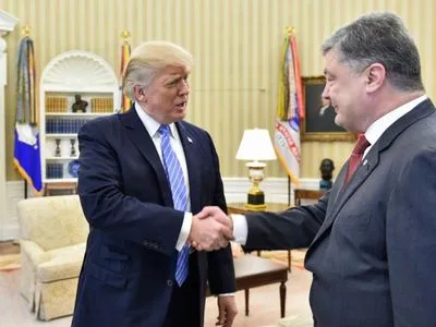 Белый дом не исключает встречи Трампа и Порошенко в Давосе