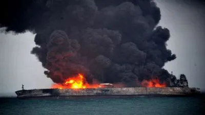 В Китае предупредили о новой угрозе в результате аварии иранского танкера