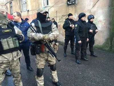 Стрілянина в Одесі: у катакомбах знайшли арсенал зброї