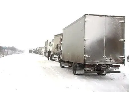 На трасі Київ-Одеса відновили рух вантажівок невеликими групами