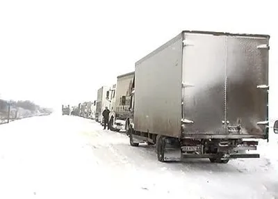 На трассе Киев-Одесса возобновили движение грузовиков небольшими группами